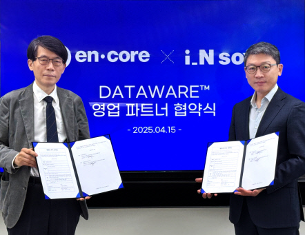황광익(왼쪽) 아이엔소프트 대표와 명재호 엔코아 대표가 협약식 이후 기념촬영하고 있다. 엔코아 제공